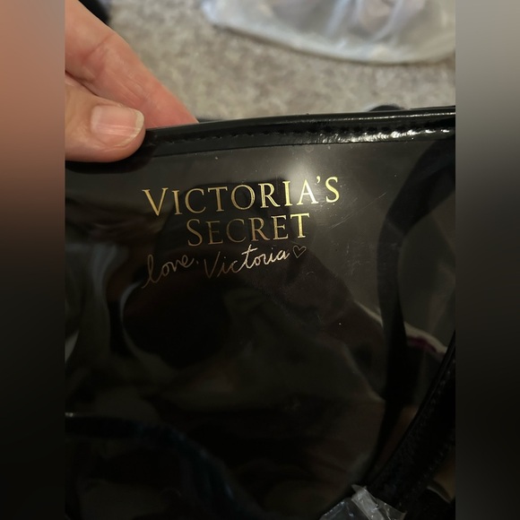 Victoria’s Secret NWT black shoulder tote with attached tiger striped mi… - Picture 7 of 10